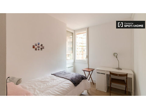 Room for rent in 5-bedroom apartment in Barcelona - เพื่อให้เช่า