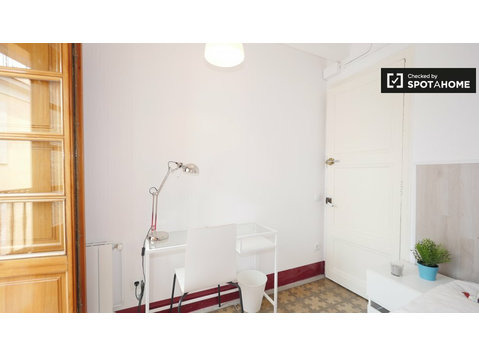 Room for rent in 5-bedroom apartment in Barri Gòtic - Za iznajmljivanje