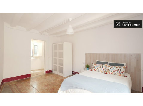 Room for rent in 5-bedroom apartment in Barri Gòtic - For Rent