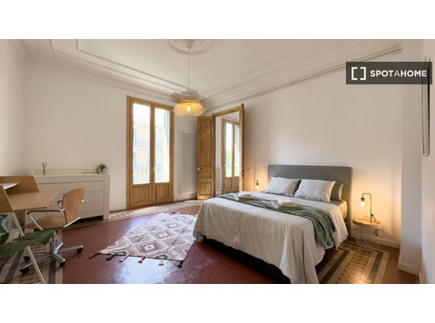 Barselona Merkez'de 5 yatak odalı dairede kiralık oda - Kiralık