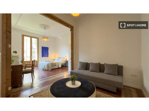 Barselona Merkez'de 5 yatak odalı dairede kiralık oda - Kiralık