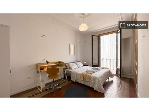 Room for rent in 5-bedroom apartment in Centre, Barcelona - Kiadó