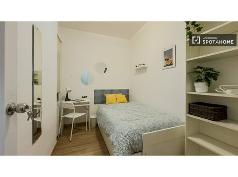 Room for rent in 5-bedroom apartment in Eixample, Barcelona - الإيجار