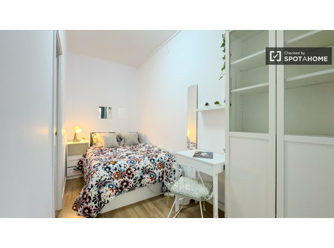 Room for rent in 5-bedroom apartment in Eixample, Barcelona - For Rent