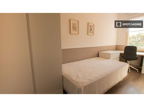Zimmer zu vermieten in 5-Zimmer-Wohnung in Eixample,… - Zu Vermieten