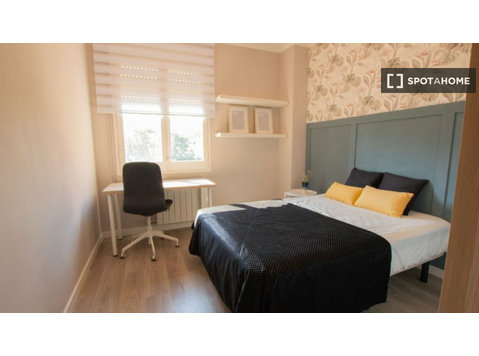 Room for rent in 5-bedroom apartment in Eixample, Barcelona - Под Кирија
