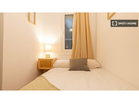 Room for rent in 5-bedroom apartment in Eixample, Barcelona - Na prenájom