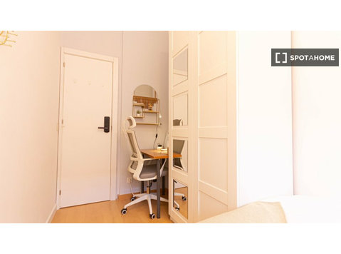 Room for rent in 5-bedroom apartment in Eixample, Barcelona - Аренда