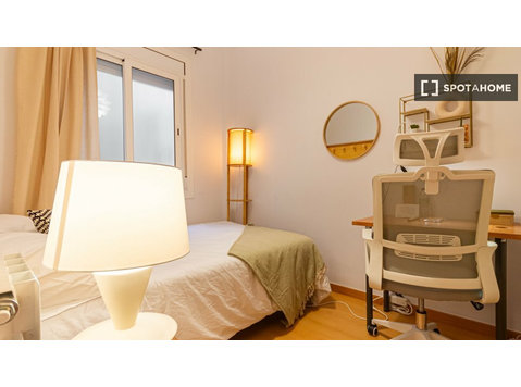 Room for rent in 5-bedroom apartment in Eixample, Barcelona - 出租