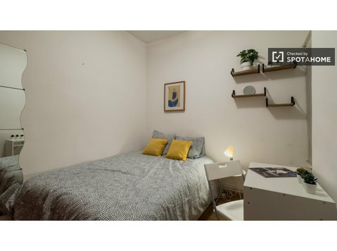 Quarto para alugar em apartamento de 5 quartos em Eixample,… - Aluguel