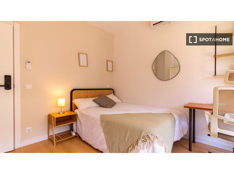Eixample'de 5 yatak odalı daire içinde kiralık oda,… - Kiralık