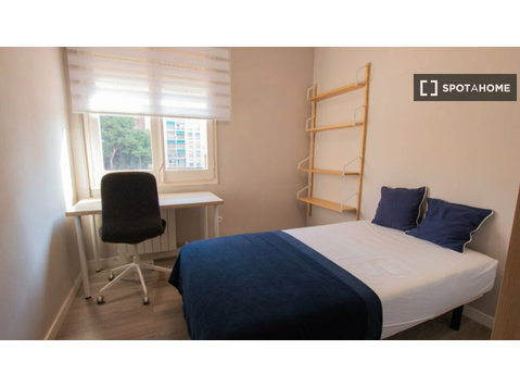 Quarto para alugar em apartamento de 5 quartos em Eixample,… - Aluguel