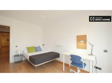Camera in affitto in appartamento con 5 camere da letto… - In Affitto