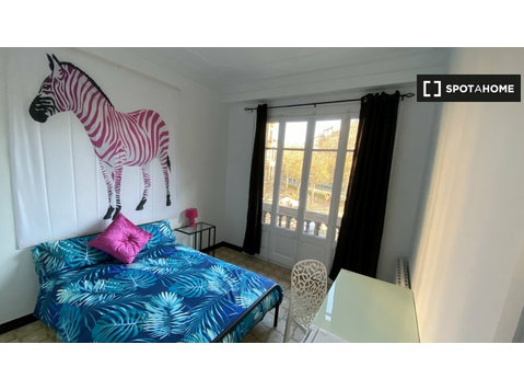 Eixample Dreta'da 5 yatak odalı dairede kiralık oda - Kiralık