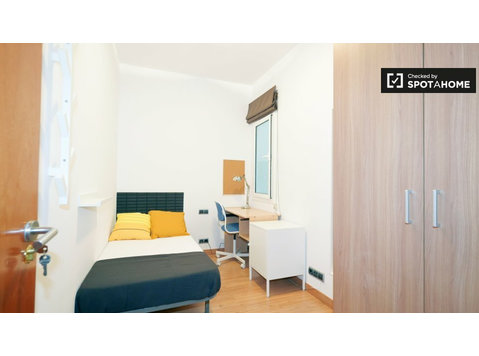Room for rent in 5-bedroom apartment in Eixample Dreta - Аренда