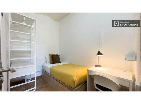 Chambre à louer dans un appartement de 5 chambres à El… - À louer