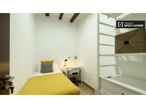 Zimmer zu vermieten in 5-Zimmer-Wohnung in El Raval,… - Zu Vermieten