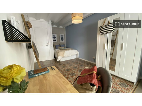 Room for rent in 5-bedroom apartment in El Raval, Barcelona - For Rent