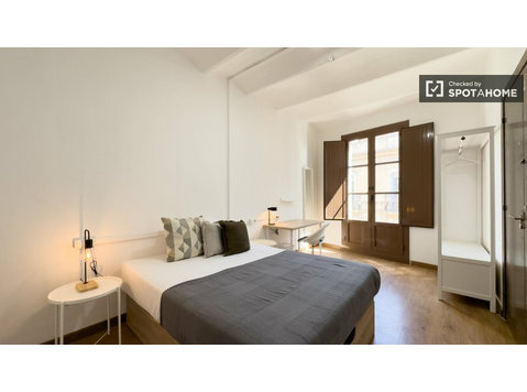 El Raval, Barselona'da 5 yatak odalı dairede kiralık oda - Kiralık