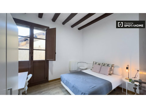 Room for rent in 5-bedroom apartment in El Raval, Barcelona - الإيجار