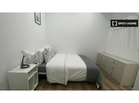 El Raval, Barselona'da 5 yatak odalı dairede kiralık oda - Kiralık