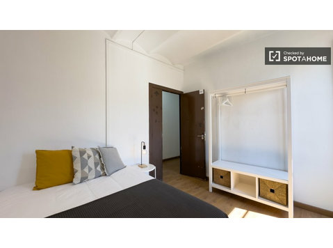 Chambre à louer dans un appartement de 5 chambres à El… - À louer