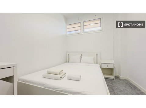 Chambre à louer dans un appartement de 5 chambres à Gràcia,… - À louer