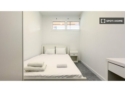 Room for rent in 5-bedroom apartment in Gràcia, Barcelona - 	
Uthyres
