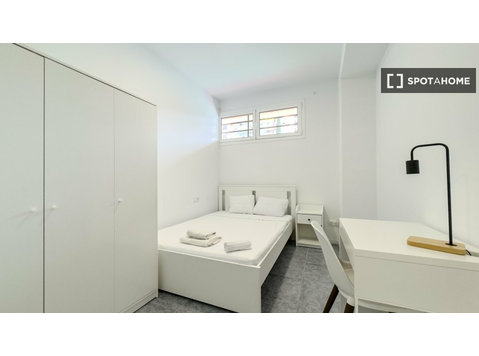 Pokój do wynajęcia w 5-pokojowym mieszkaniu w Gràcia,… - Do wynajęcia