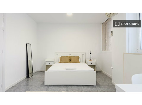 Quarto para alugar em apartamento de 5 quartos em Gràcia,… - Aluguel