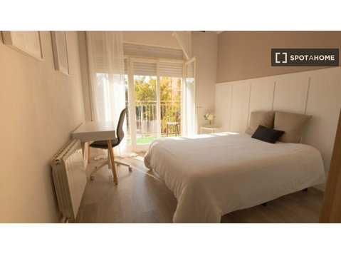 Proveçals, Barselona'da 5 yatak odalı dairede kiralık oda - Kiralık