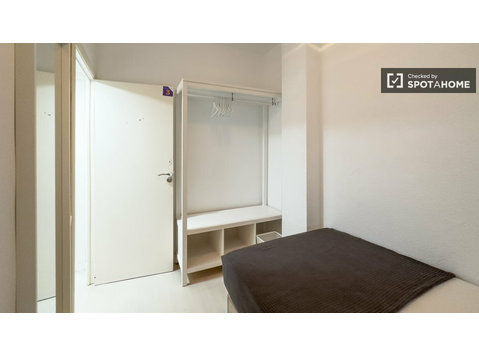 Quarto para alugar em apartamento de 5 quartos em Sants,… - Aluguel