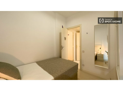 Zimmer zu vermieten in 5-Zimmer-Wohnung in Sants, Barcelona - Zu Vermieten