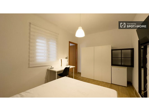 Barselona, Sarriá'da 5 yatak odalı dairede kiralık oda. - Kiralık