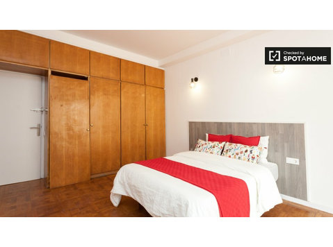Sarrià-Sant Gervasi'de 5 yatak odalı dairede kiralık oda - Kiralık