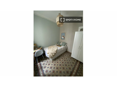 Barselona'da 6 yatak odalı dairede kiralık oda - Kiralık