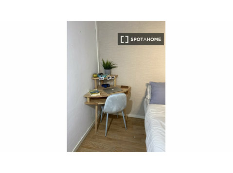 Room for rent in 6-bedroom apartement in Barcelona - Аренда