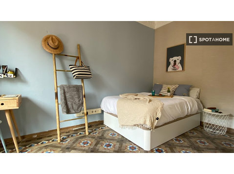 Zimmer zu vermieten in einer 6-Zimmer-Wohnung in Barcelona - Zu Vermieten