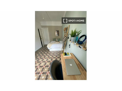 Room for rent in 6-bedroom apartement in Barcelona - Kiadó