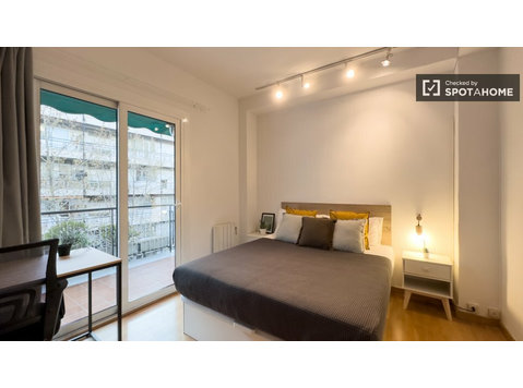 Room for rent in 6-bedroom apartment in Barcelona - Kiralık