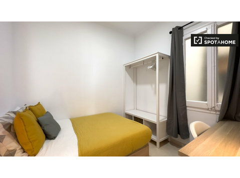 Se alquila habitación en piso de 6 habitaciones en Barcelona - Alquiler