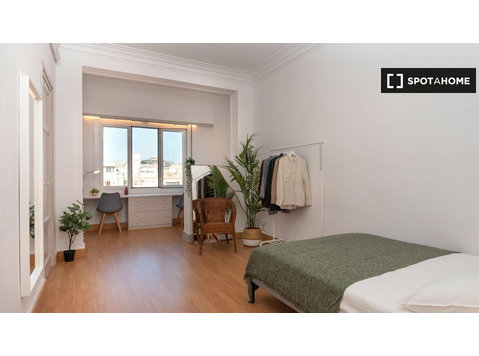 Aluga-se quarto em apartamento de 6 quartos em Barcelona - Aluguel