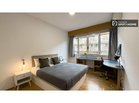 Room for rent in 6-bedroom apartment in Barcelona - De inchiriat