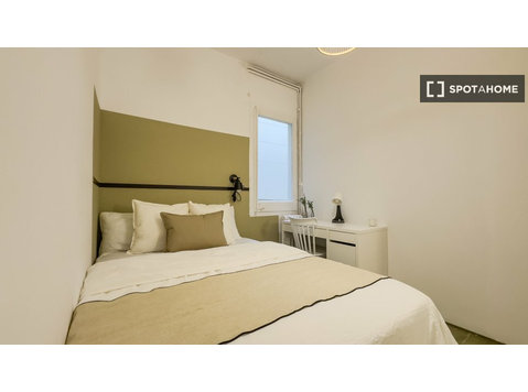 Pokój do wynajęcia w mieszkaniu z 6 sypialniami w Barcelonie - Do wynajęcia