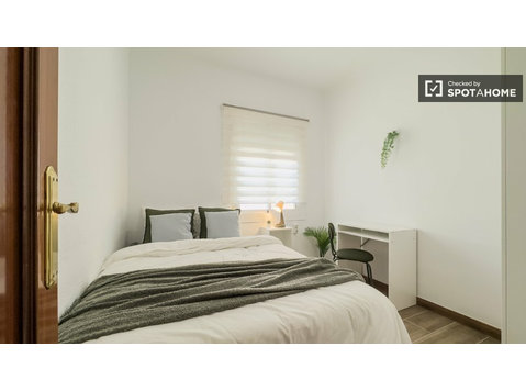 Room for rent in 6-bedroom apartment in Barcelona - Ενοικίαση