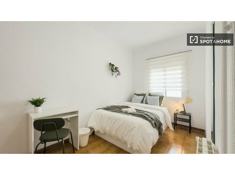 Room for rent in 6-bedroom apartment in Barcelona - Kiadó