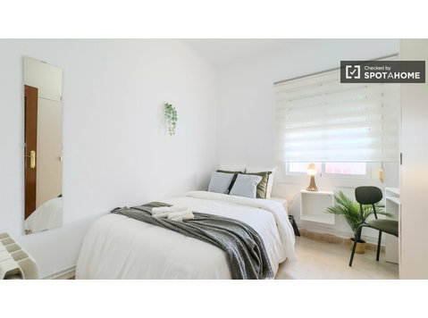 Room for rent in 6-bedroom apartment in Barcelona - Ενοικίαση