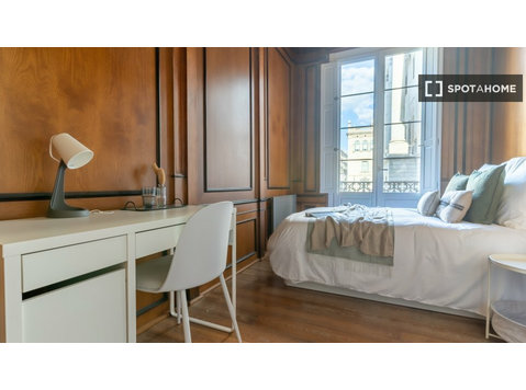 Room for rent in 6-bedroom apartment in Barcelona - Til leje