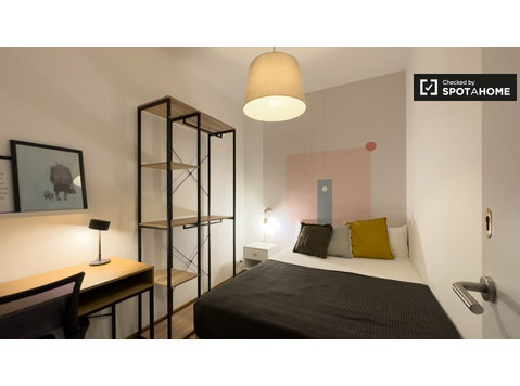 Room for rent in 6-bedroom apartment in Barcelona - For Rent