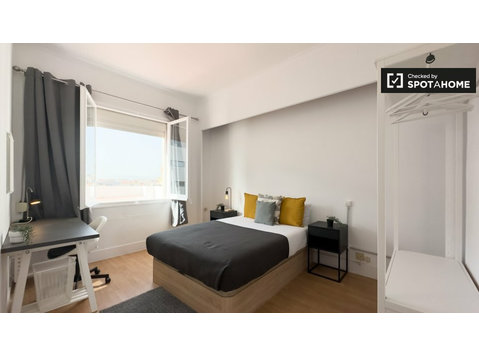 Room for rent in 6-bedroom apartment in Barcelona - 出租